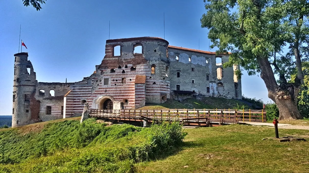 Zamek Janowiec ruiny nad Wisłą prom
