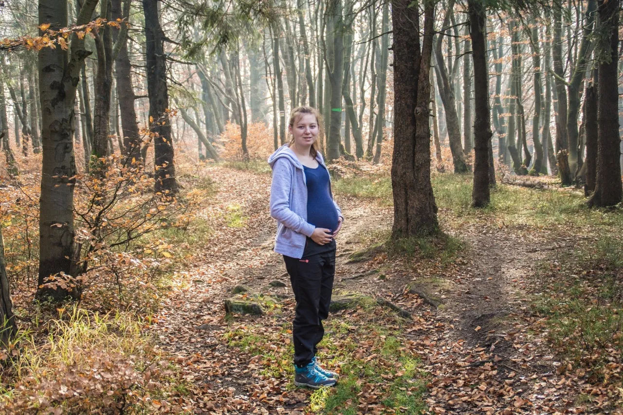 kobieta w ciąży na szlaku w Tatrach