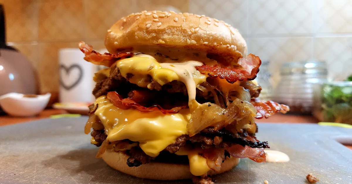 Dodatki do burgera: ser, bekon, pikle, cebula