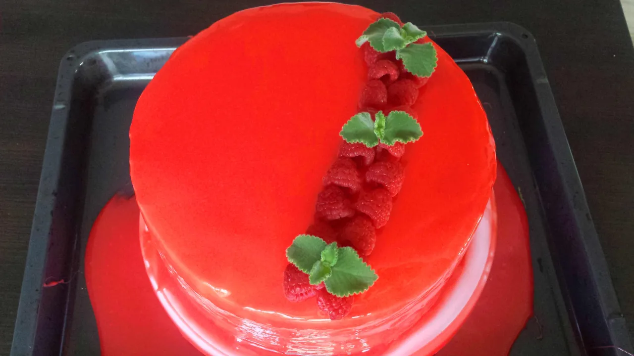 Lustrzana polewa na torcie