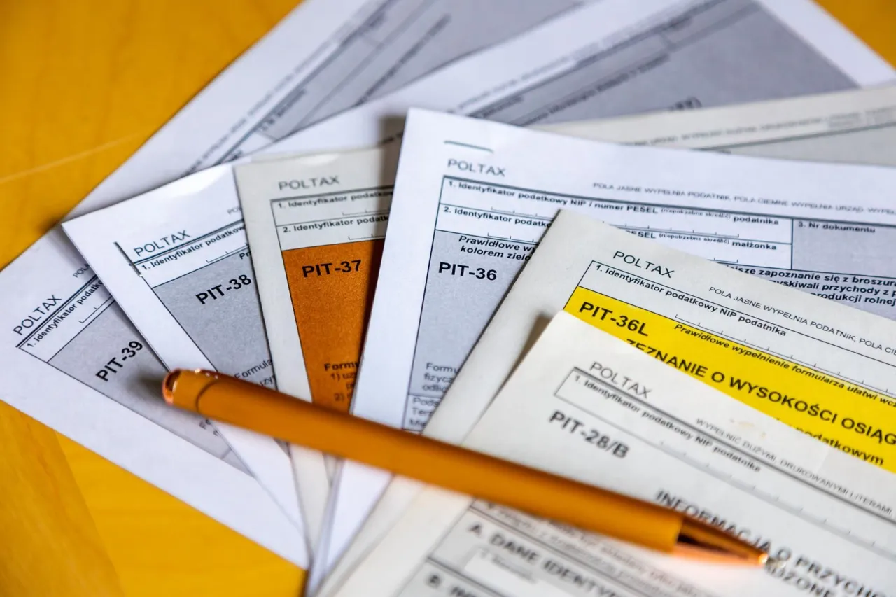 Praca na dw&oacute;ch etatach w Polsce przepisy