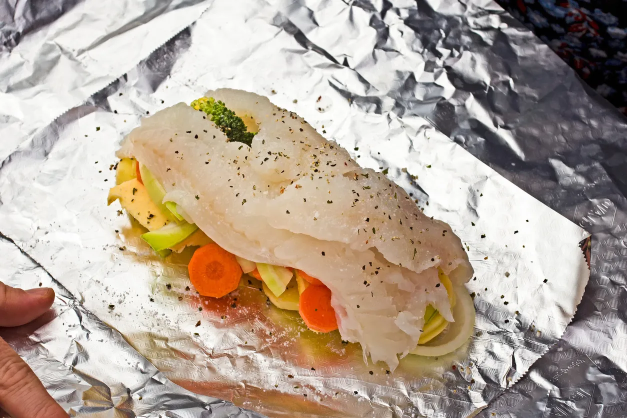 ryba pieczona w folii aluminiowej lub ryba z warzywami w naczyniu żaroodpornym
