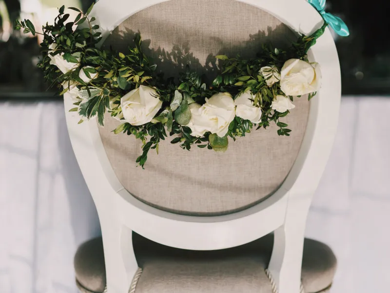 inspiracje dekoracji krzeseł na komunię różne style