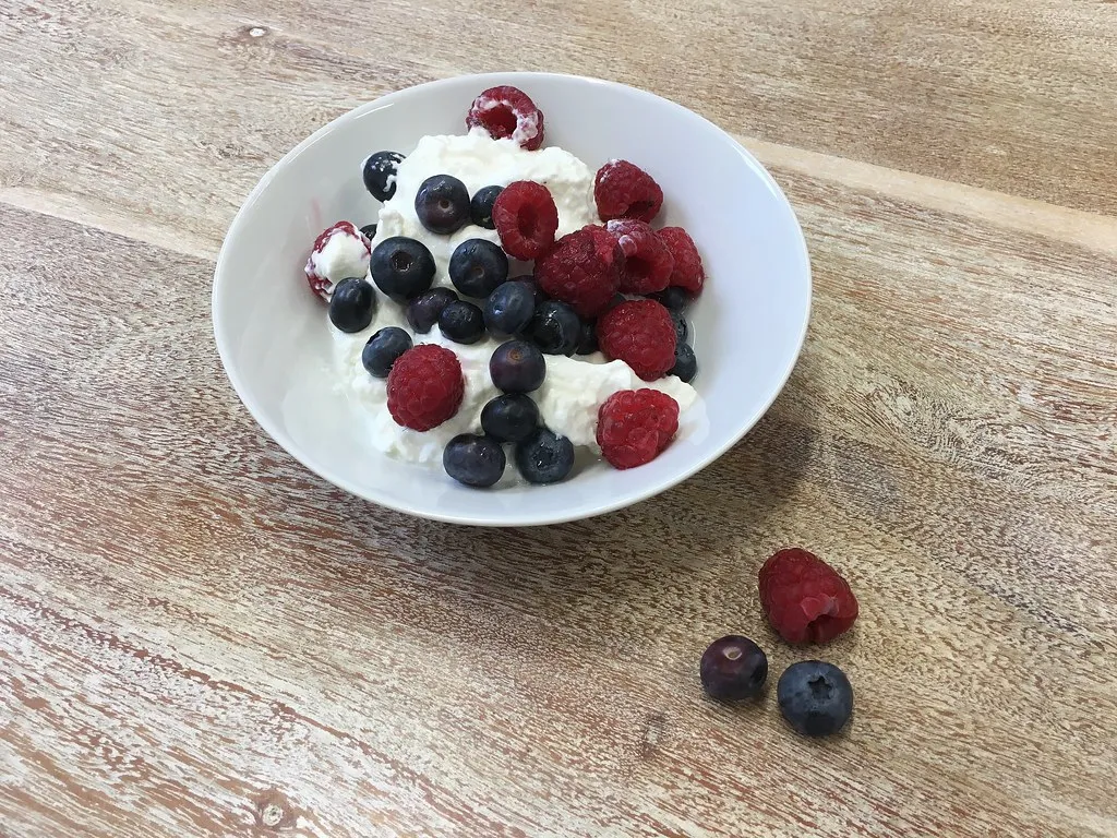 Twaróg na słodko z owocami i bakaliami