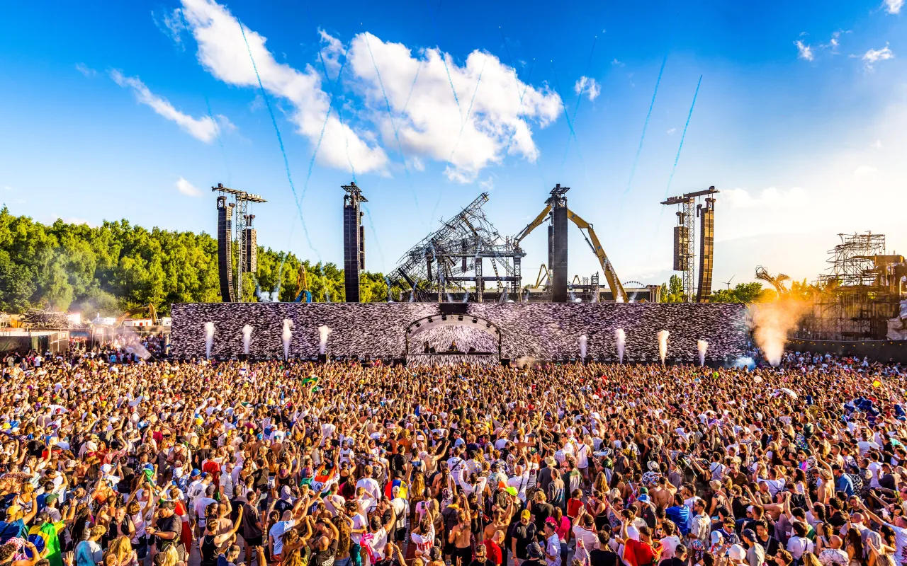 Tomorrowland mainstage crowd