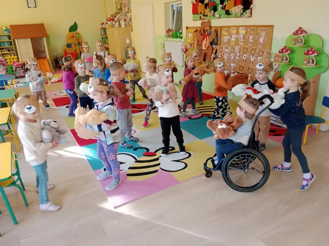 dzieci bawiące się pluszowymi misiami w przedszkolu