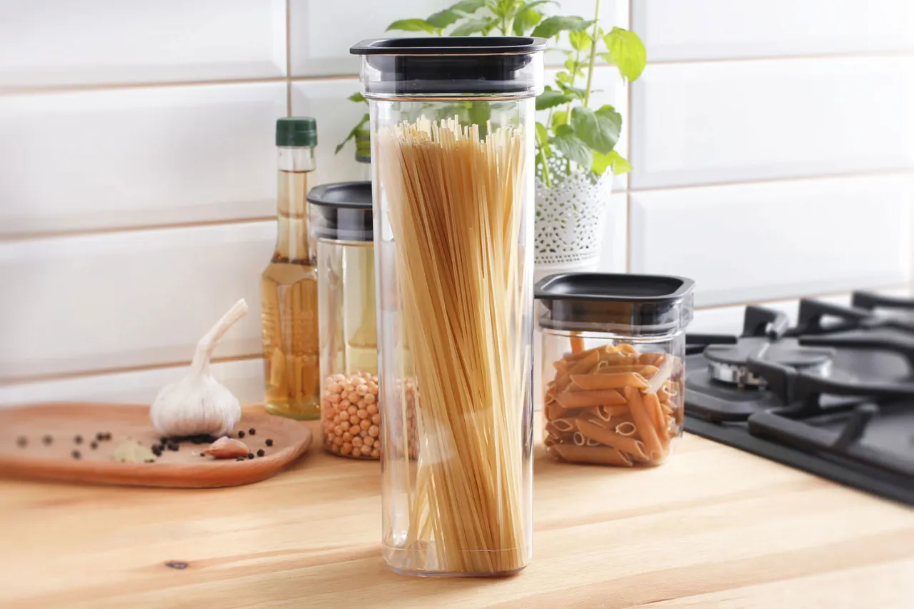 r&oacute;żne rodzaje pojemnik&oacute;w na spaghetti w kuchni