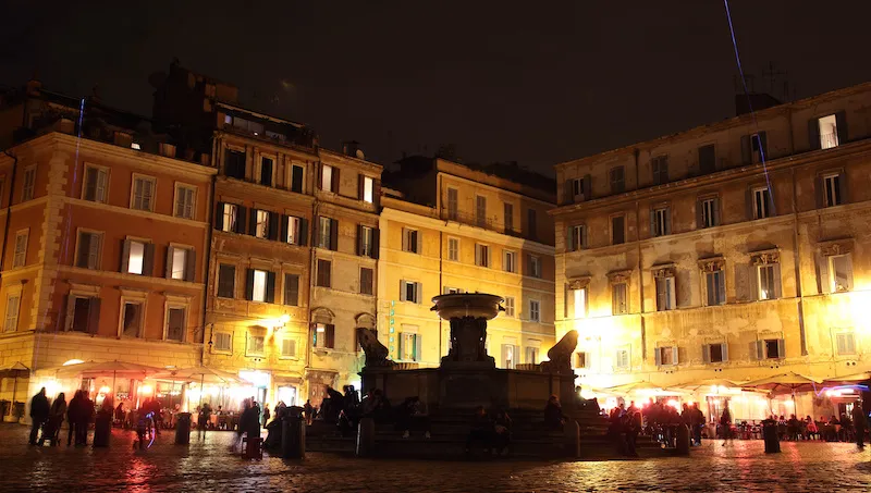 Trastevere Rzym wąskie uliczki nocą