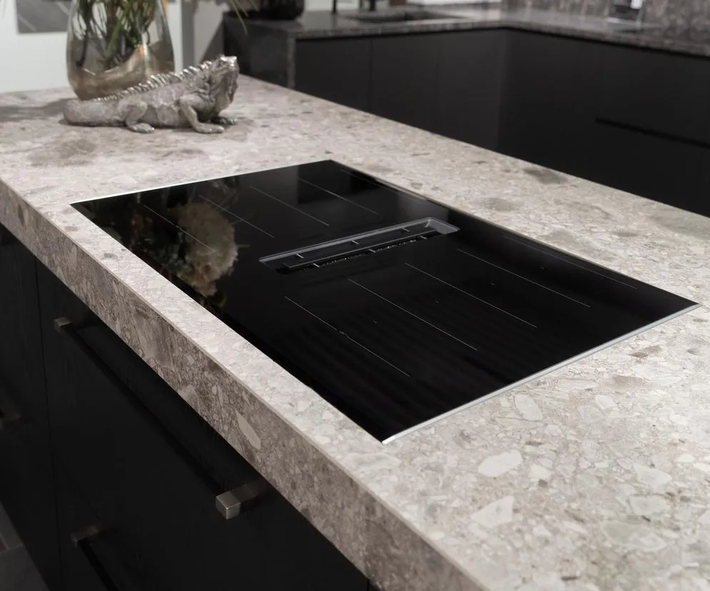 por&oacute;wnanie blat&oacute;w kuchennych koszty montażu