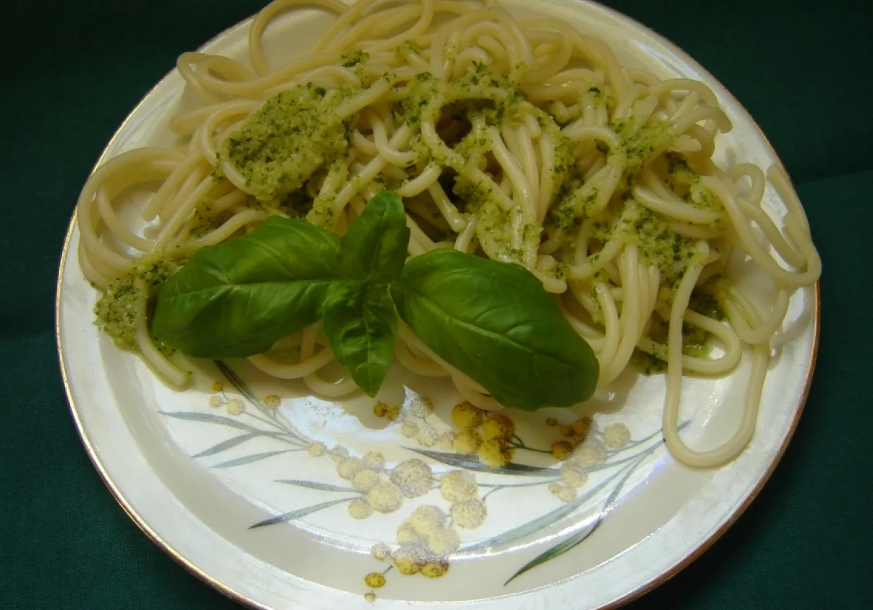 spaghetti z parmezanem i świeżą bazylią