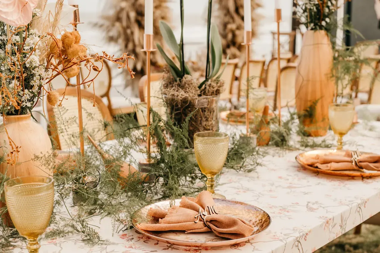 Elegancko nakryty st&oacute;ł weselny z rustykalnymi ozdobami. Zastanawiasz się, ile kosztuje catering na wesele?