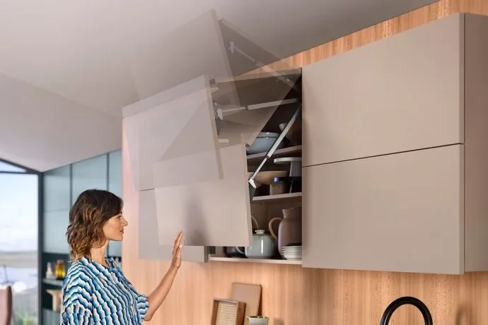 Rodzaje mechanizmów otwierania drzwi do góry meble kuchenne
