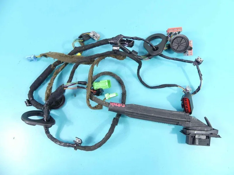 uszkodzona wiązka elektryczna drzwi samochodu