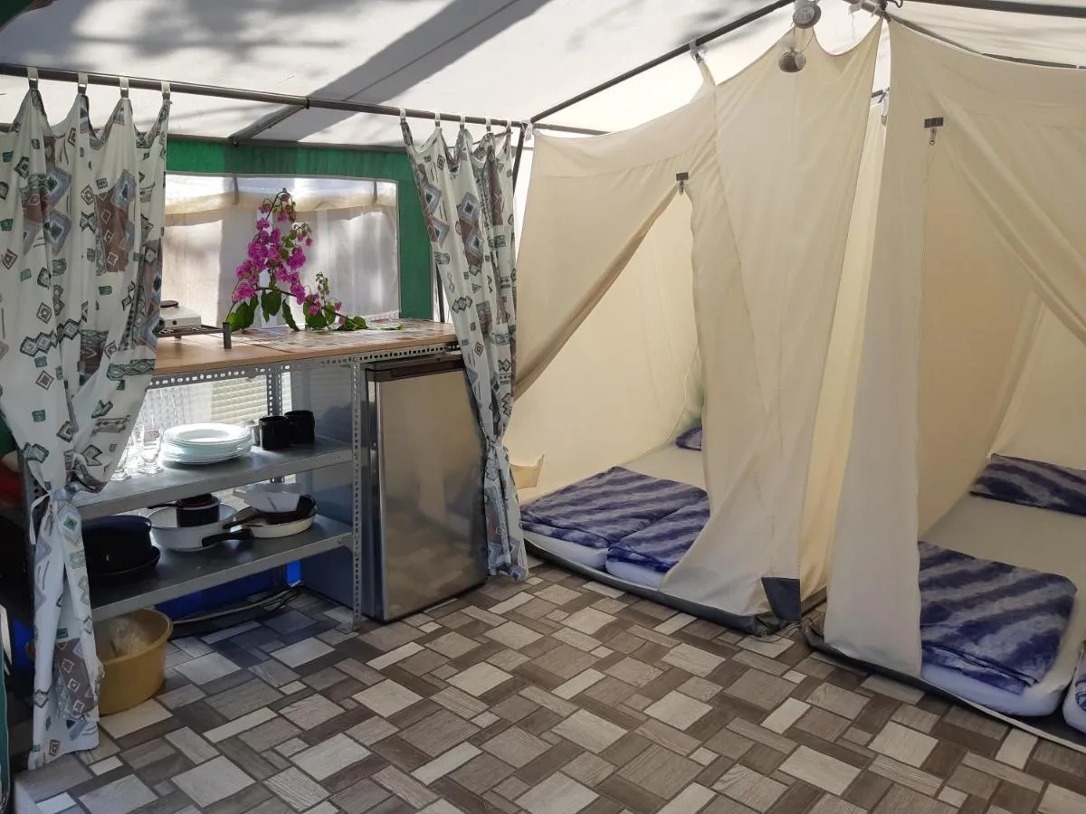 Różne typy zakwaterowania w Chorwacji: apartament, hotel, namiot na kempingu