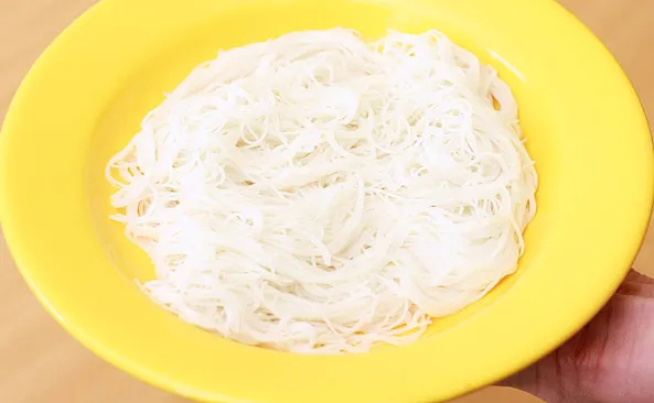 makaron ryżowy suchy i ugotowany