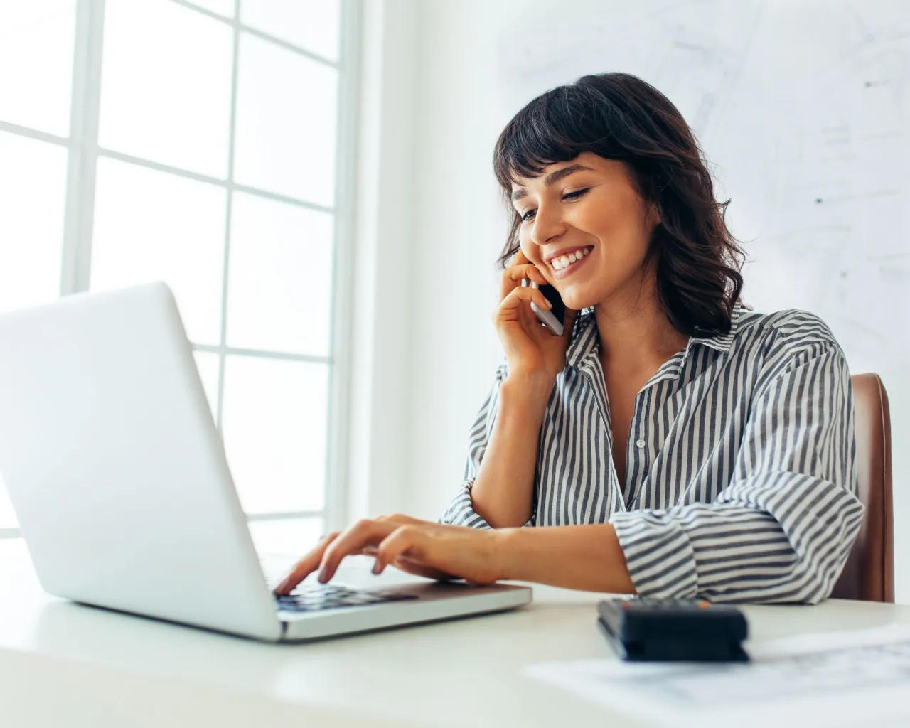 spedytor przy biurku z mapami i telefonem