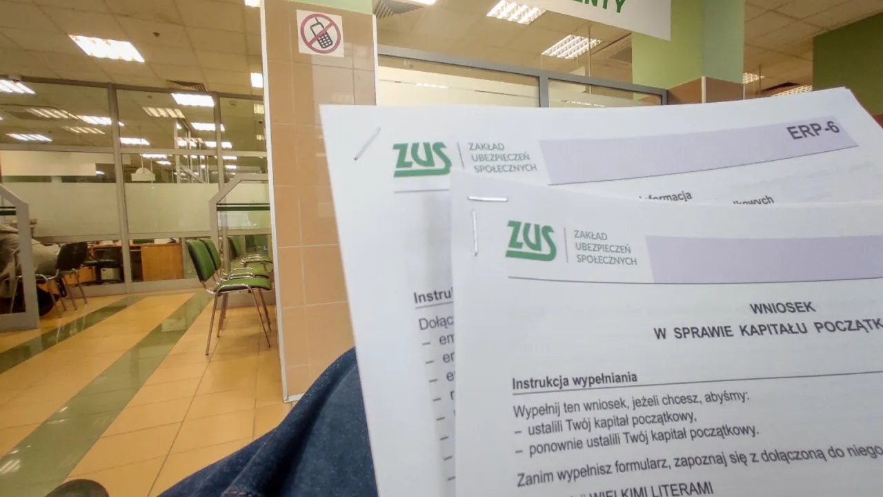 Seniorzy wypełniający dokumenty ZUS