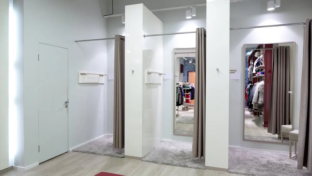 Lustro weneckie w garderobie