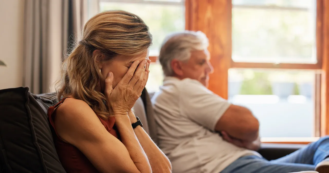 para kłócąca się w napiętej atmosferze w domu