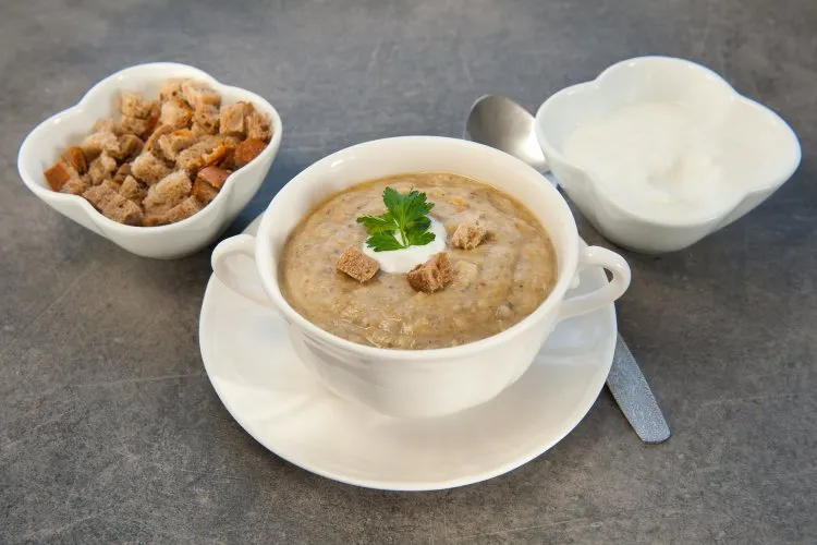 zupa krem z pieczarek z grzankami