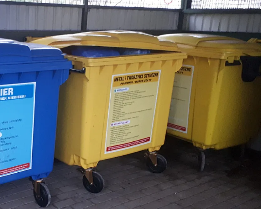 żółty pojemnik na plastik i metal