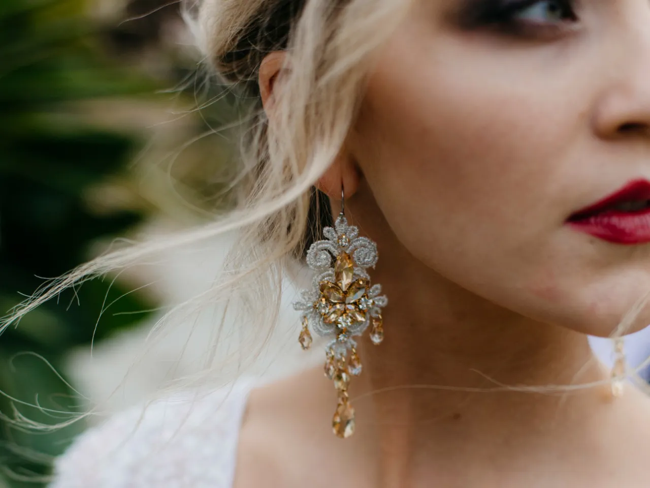 biżuteria do dekoltów sukni ślubnych
