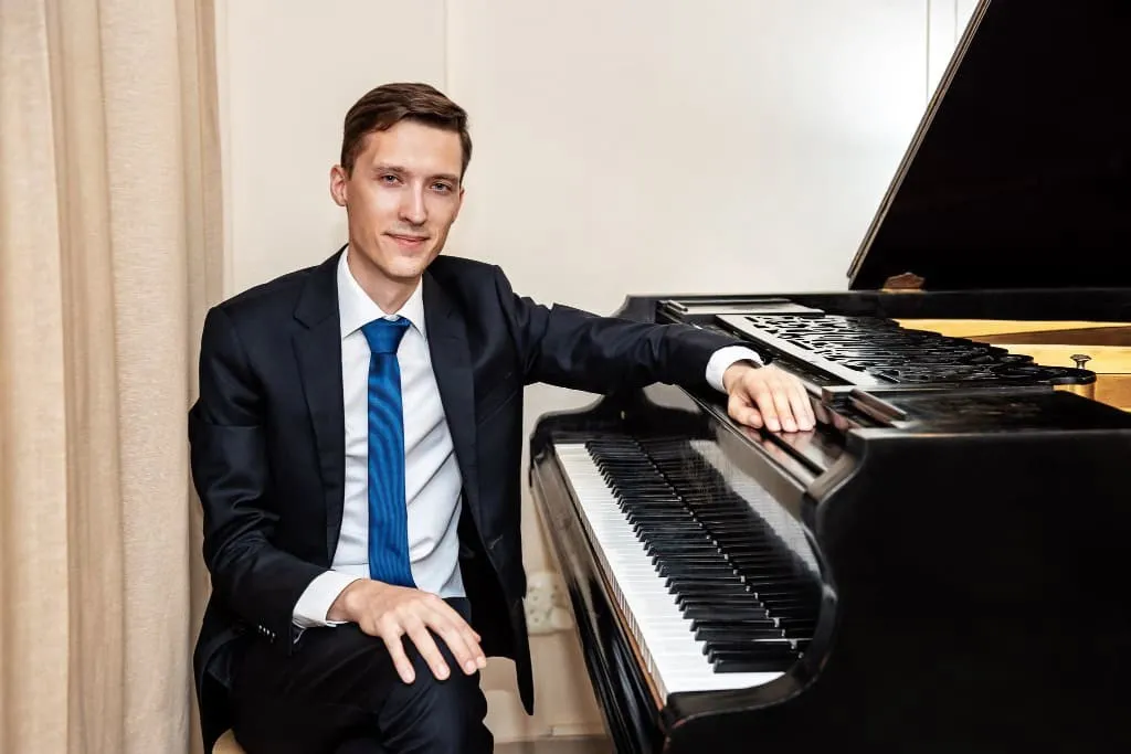 nauczyciel fortepianu w szkole muzycznej