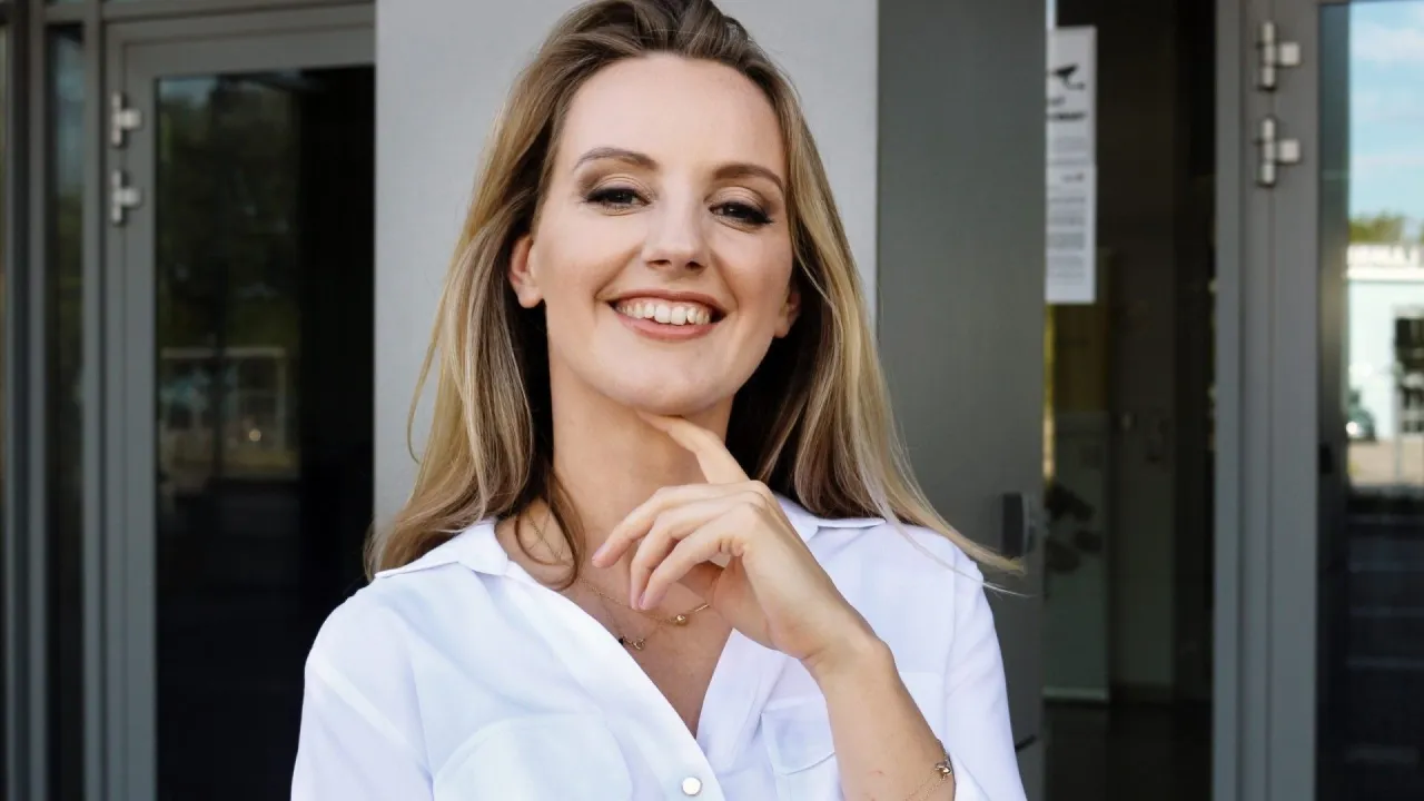 Olga Malinkiewicz, pionierka w dziedzinie perowskit&oacute;w, uśmiecha się z pewnością siebie.