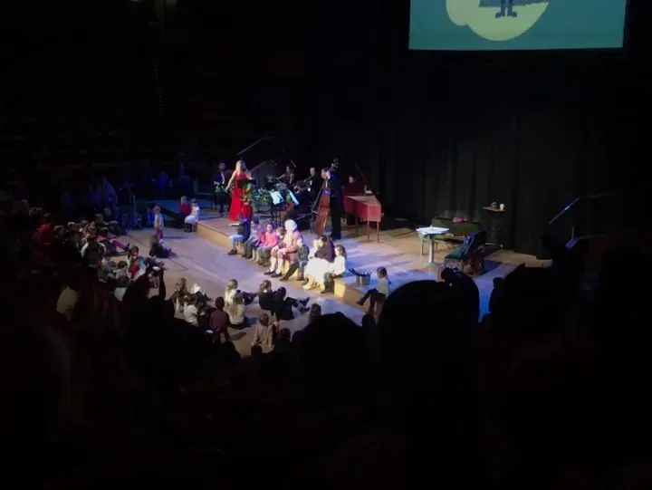 widownia koncert dzieci rodzice