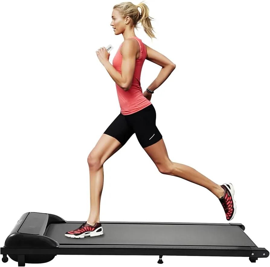 osoba biegnąca na bieżni z widocznym panelem sterowania