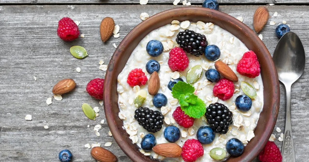 por&oacute;wnanie zdrowych śniadań owsianka jogurt kanapka