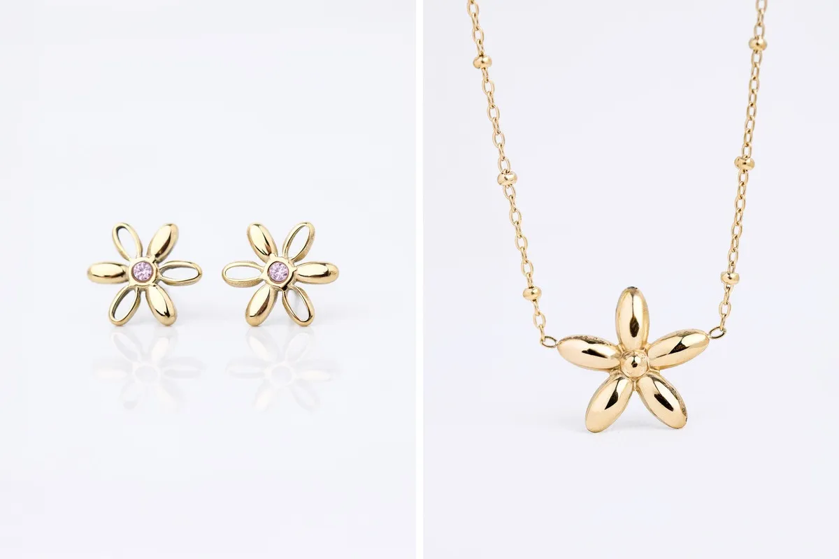 Złote kolczyki i naszyjnik w kształcie kwiatka z różowym oczkiem. Czy stal chirurgiczna uczula? Ten delikatny komplet biżuterii to idealny wybór dla wrażliwej skóry.