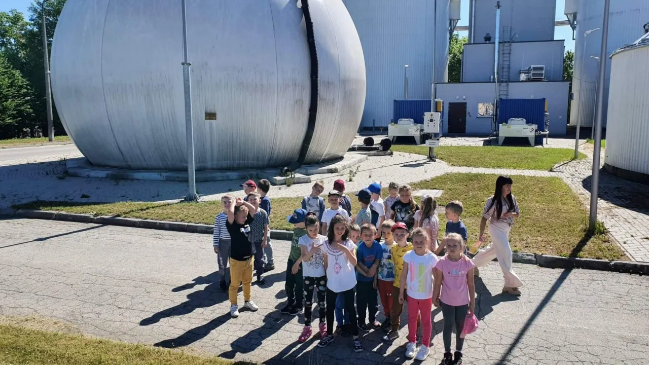 dzieci poznają oczyszczalnię ścieków