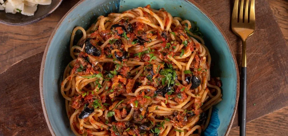 Spaghetti alla Puttanesca gotowe danie