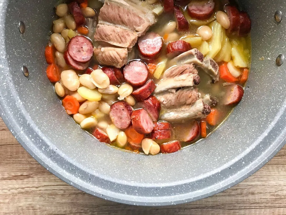 Grochówka wojskowa z wędzonymi żeberkami