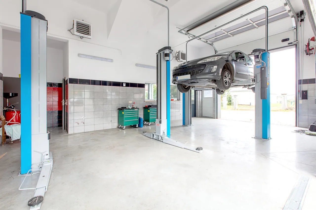 wnętrze warsztatu samochodowego z podnośnikiem