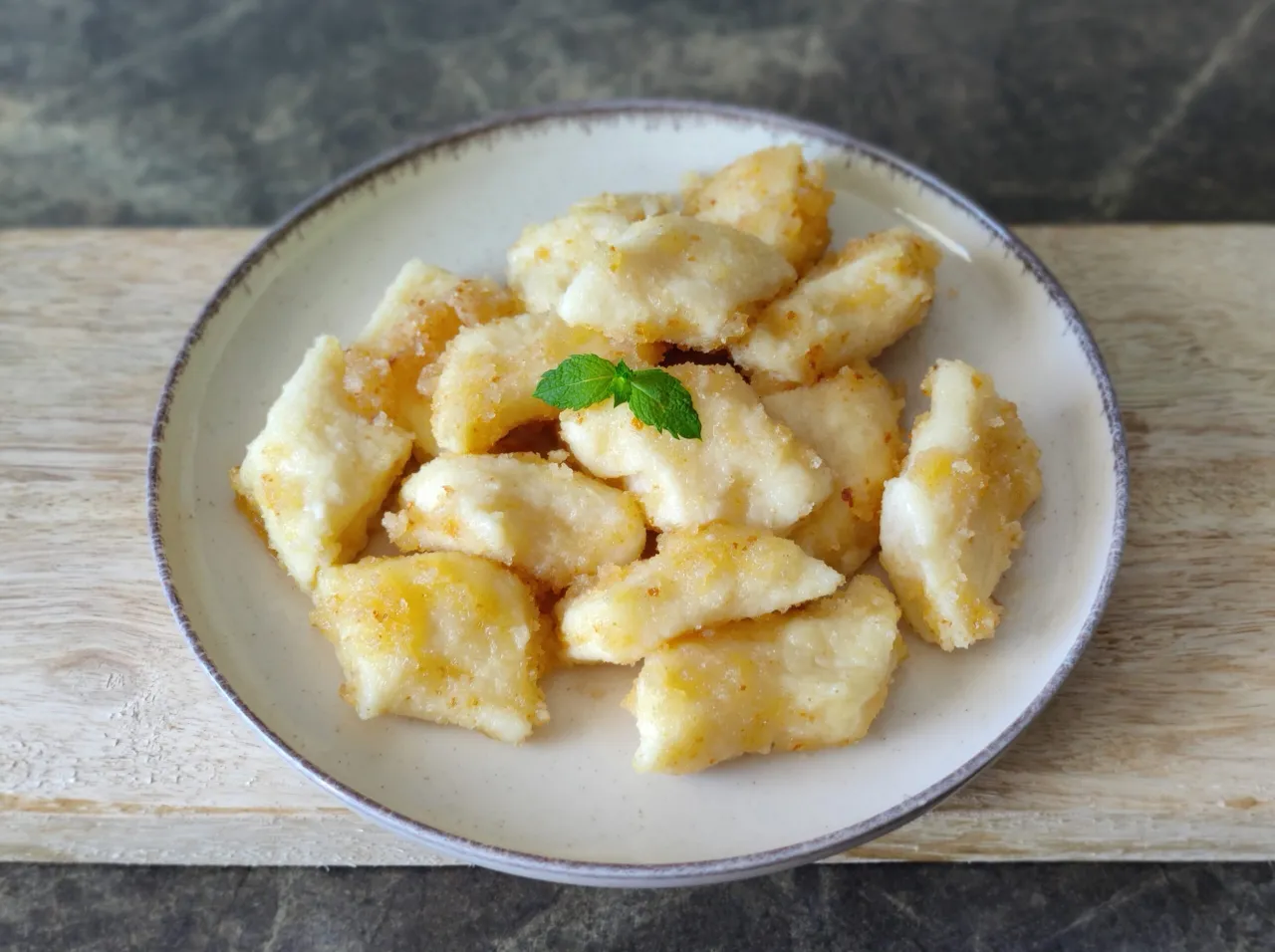 Kluski leniwe składniki na stolnicy