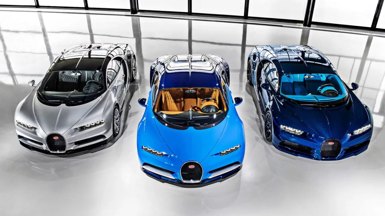 Trzy Bugatti Chiron w r&oacute;żnych kolorach. Zastanawiasz się, ile kosztuje Bugatti Veyron? Te hipersamochody to marzenie.