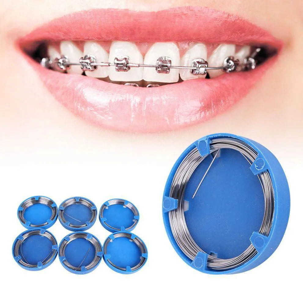 Osoba wkładająca drut do aparatu ortodontycznego pęsetą