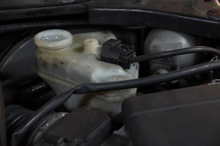 wyciek płynu sprzęgła pod pedałem