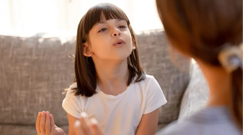 Zdjęcie Czy dzieci niesłyszące gaworzą? Zaskakujące różnice w rozwoju mowy