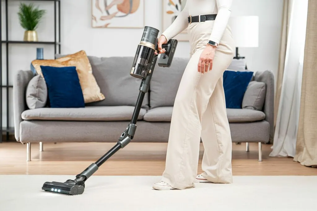 odkurzacz pionowy w akcji