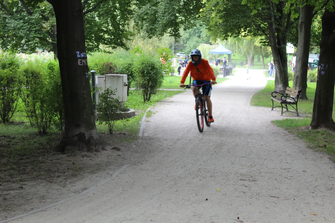 Rodzina na rowerach w parku w Bytomiu