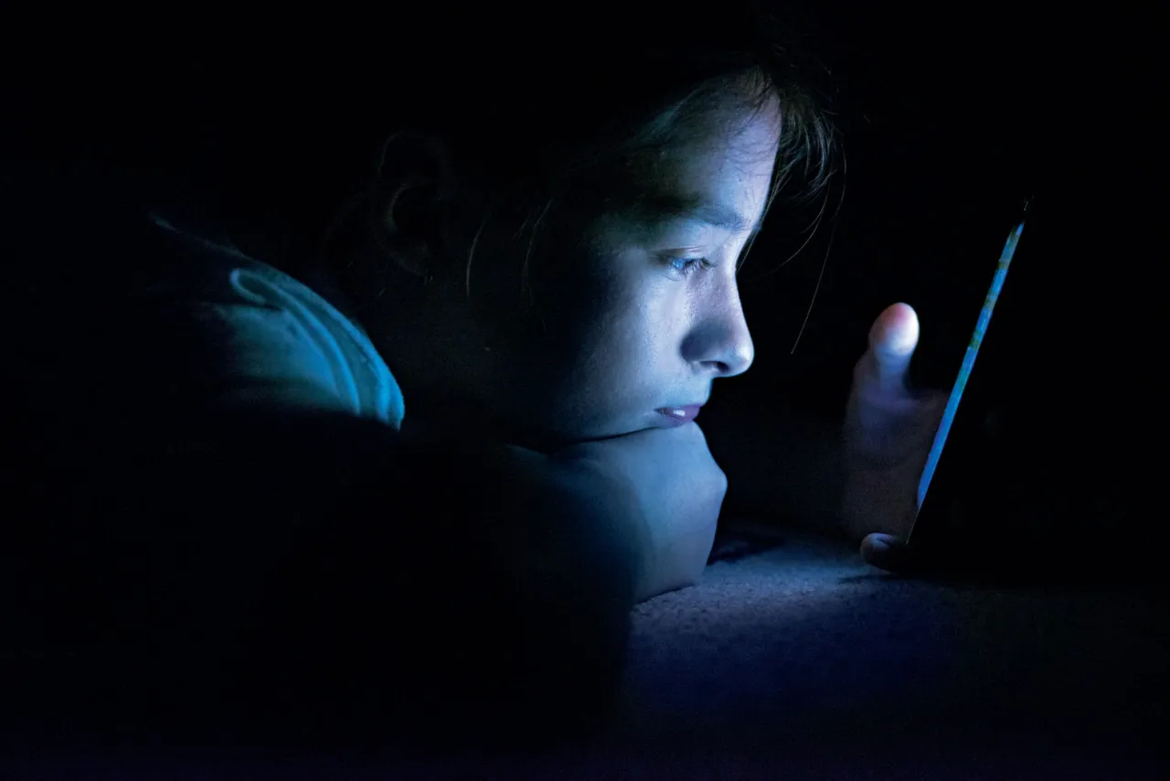 Dziecko z telefonem smutne