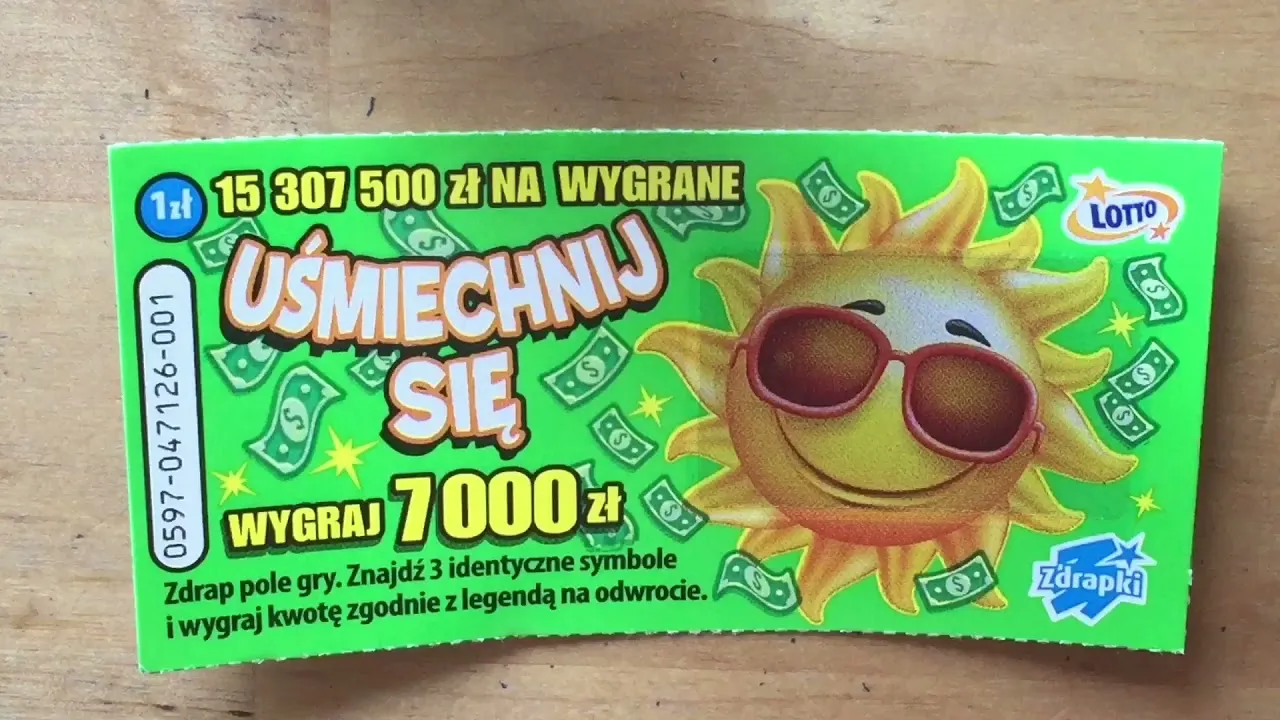 osoba zdrapująca zdrapkę lotto z uśmiechem