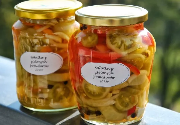 Zdjęcie Jak się robi sałatkę z zielonych pomidorów? Prosty przepis na zimę