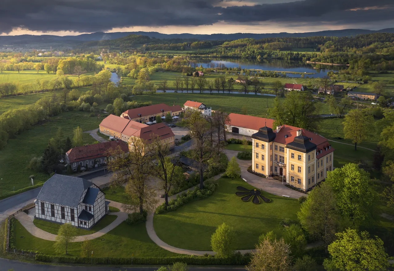 Dolina Pałac&oacute;w i Ogrod&oacute;w pałac Łomnica