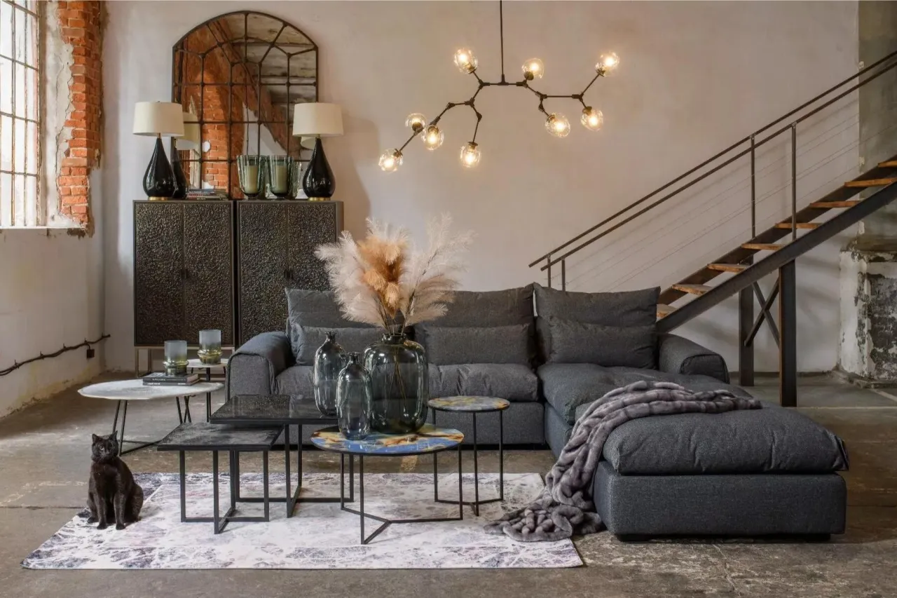 stoliki kawowe lampy rośliny do salonu z szarą kanapą