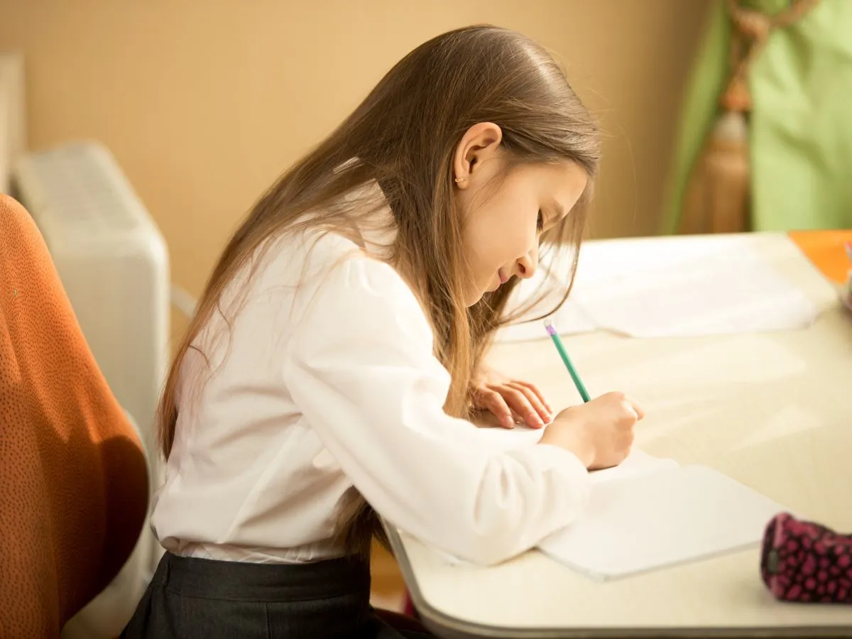 osoba pisząca recenzję z problemami