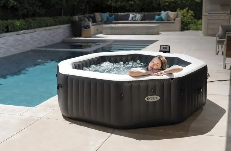 różne typy jacuzzi ogrodowego, swim spa, dmuchane spa